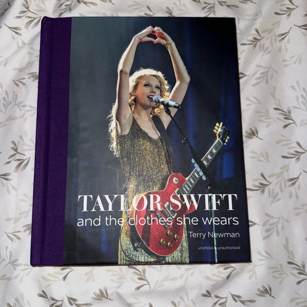 Taylor Swift and the clothes she wears book